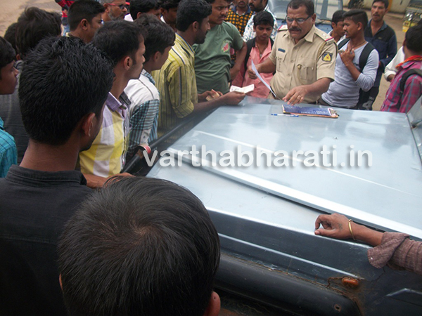 ಮುಂಡಗೋಡ :ಸಾರಿಗೆ ಸಂಸ್ಥೆ ನೌಕರರ ಮುಷ್ಕರ - ಖಾಸಗಿ ವಾಹನಗಳದೇ ದರ್ಬಾರು